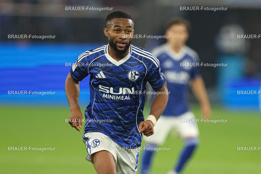 1_S04BER_20250801_2754.JPG -  - FC Schalke 04 - Hertha BSC Berlin - 2. Bundesliga | Gelsenkirchen, Deutschland, 01.08.25: Moussa Sylla (FC Schalke 04) schaut waehrend des Spiels der 2. Bundesliga zwischen FC Schalke 04 - Hertha BSC Berlin in der Veltins-Arena am 01. August 2025 in Gelsenkirchen, Deutschland. (Foto von Stefan Brauer/Brauer-Fotoagentur)DFB/DFL REGULATIONS PROHIBIT ANY USE OF PHOTOGRAPHS AS IMAGE SEQUENCES AND/OR QUASI-VIDEO.