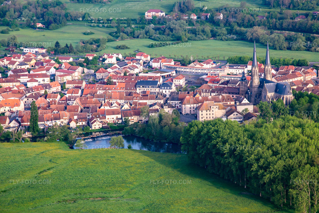 Aerial view: Saar river weir in Sarralbe in the state Moselle, France.Photo: IMG_140556.jpg taken on 05/01/2024 by Werner Riehm/FLY-FOTO.comResolution of the original: 5044 x 3362 px