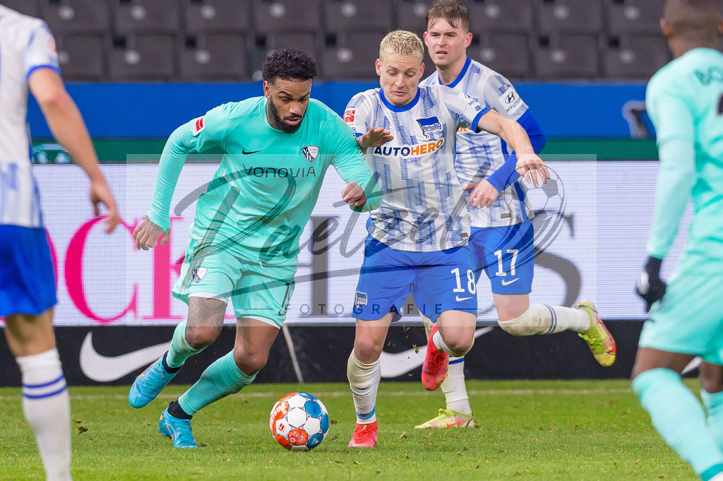 HERBOC20220204_305 | Fussball, Herren: Santiago Ascacibar (Hertha BSC) und Juergen Locadia (VfL Bochum) im Zweikampf bei dem Spiel der 1. Bundesliga zwischen Hertha BSC und VfL Bochum im Olypiastadion am 04.02.2022 in Berlin, Deutschland.DFB / DFL REGULATIONS PROHIBIT ANY USE OF PHOTOGRAPHS AS IMAGE SEQUENCES AND/OR QUASI-VIDEO. - Realisiert mit Pictrs.com
