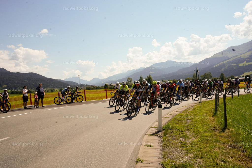 263_20230817_Bewerb_Maenner_Muehlanger | AUT - OESTERREICH, 2023-08-16: SPORT RENNRAD-FAHREN - 55. INTERNATIONALER RADWELTPOKAL IN ST. JOHANN IN TIROL  - Vintage-Radrennen mit WM-Bronze-Medaillen-Siegerin Christina Schweinberger, den Teilnehmer und Alexander Baumann (vom Orginastions-Team) - TAG 2 BEWERB MAENNER IN SECHS GRUPPEN  ; Foto: Roland Muehlanger