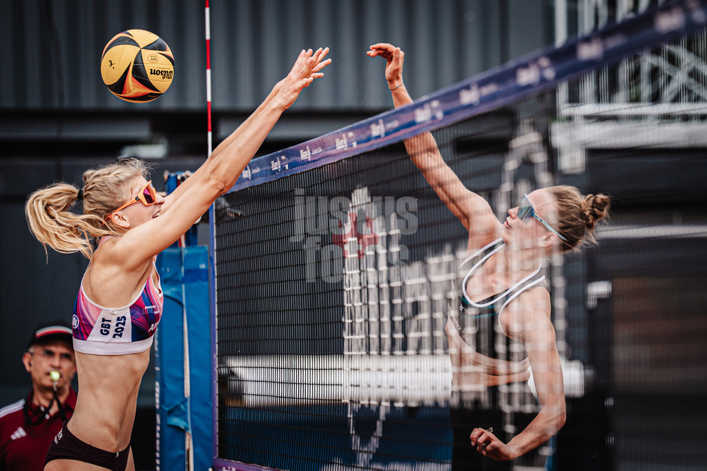 Beachvolleyball | Frauen | Allianz German Beach Tour 2025 | Tourstop München | 04.07.2025 | v.l. Nele Barber gegen Tabea Schwarz