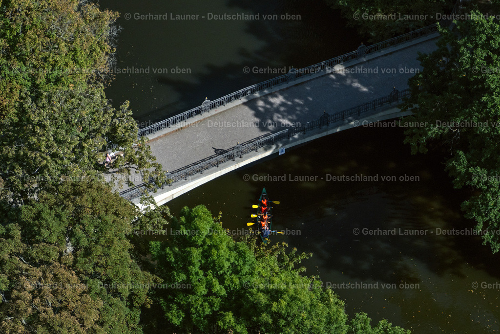 4041350 | LEIPZIG 15.09.2020 Fluss - Brückenbauwerk zur Überquerung der Weißen Elster Am Elsterwehr im Ortsteil Lindenau in Leipzig im Bundesland Sachsen, Deutschland. // River - bridge structure to cross the Weissen Elster Am Elsterwehr in the district Lindenau in Leipzig in the state Saxony, Germany. Foto: Gerhard Launer