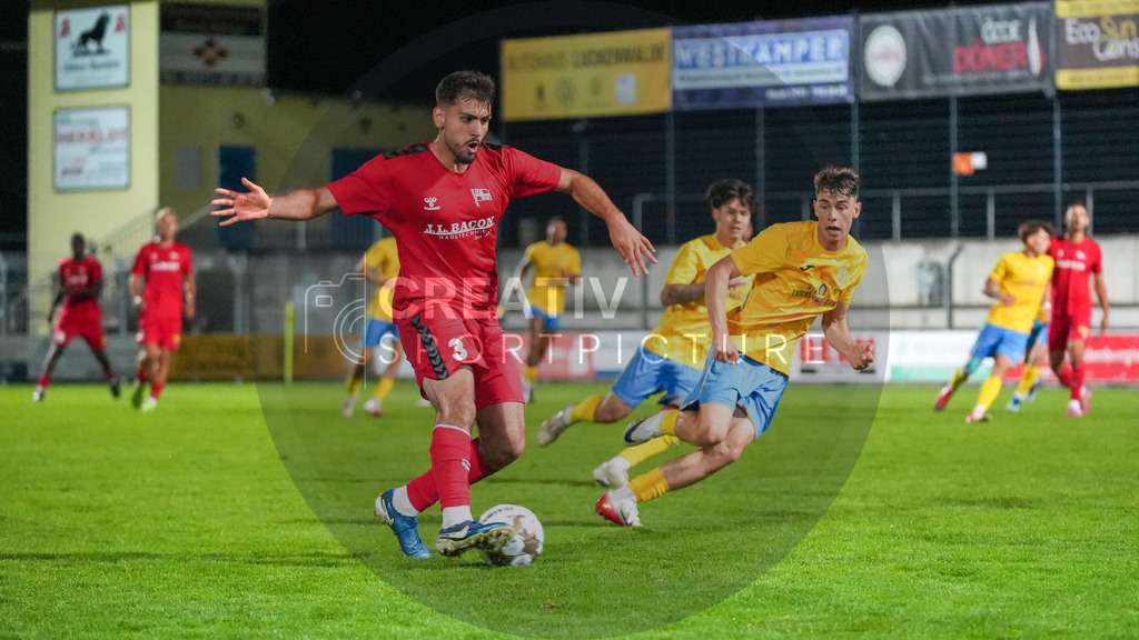 Fußball, Herren, Saison 2025/2026, Regionalliga Nordost, 8. Spieltag, FSV 63 Luckenwalde vs. FC Hertha 03 Zehlendorf, Dienstag 16.09.2025, Werner-Seelenbinder-Stadion Luckenwalde, | Fußball, Herren, Saison 2025/2026, Regionalliga Nordost, 8. Spieltag, FSV 63 Luckenwalde vs. FC Hertha 03 Zehlendorf, Dienstag 16.09.2025, Werner-Seelenbinder-Stadion Luckenwalde, Im Bild: Ernes Smailovic (l. Zehlendorf) und Tim Maciejewski (r. Luckenwalde) - Realisiert mit Pictrs.com