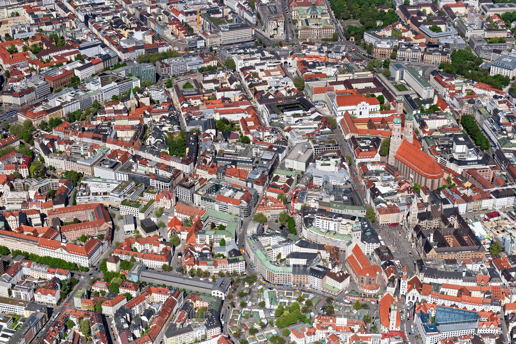dr__0062981.jpg | MüNCHEN 29.04.2025 Platz- Ensemble Marienplatz am Rathaus mit der Frauenkirche im Innenstadt- Zentrum in München im Bundesland Bayern, Deutschland. Weiterführende Informationen bei: Landeshauptstadt München. // Square ensemble Marienplatz at the town hall with the Frauenkirche in the inner city center in Munich in the federal state of Bavaria, Germany. Further information at: Landeshauptstadt Muenchen. Foto: Daniel Reiter