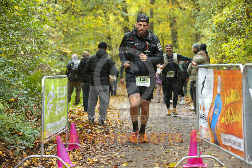 251026_1333_EX1_3617 | Sportfotografie im Rhein-Sieg Kreis, Köln, Bonn, NRW, Rheinland Pfalz, Hessen, etc. Unser Tätigkeitsfeld umfasst den Laufsport vom Volkslauf über den Marathon, Duathlon, Triathon bis zum Ultralauf wie Kölnpfad Ultra oder Schindertrail.