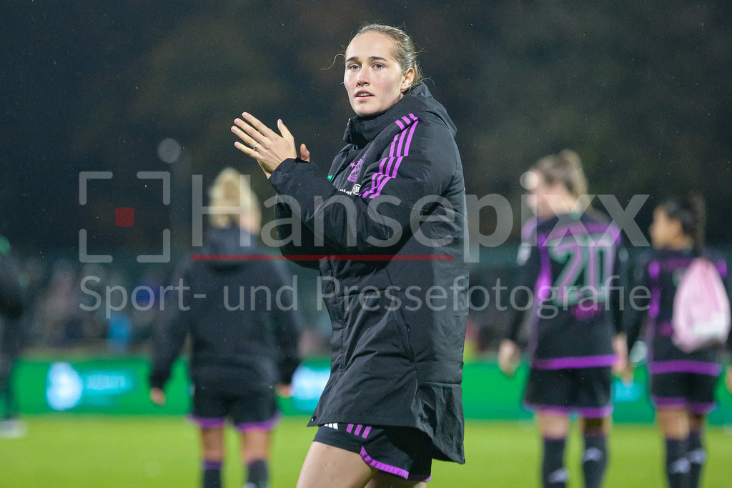 Fussball, Google Pixel Frauen-Bundesliga, SV Werder Bremen - FC Bayern München | v.li.: Sydney Lohmann (FC Bayern München, 12) bedankt sich bei den Fans, Zuschauern für die Unterstützungj, DIE DFB-RICHTLINIEN UNTERSAGEN JEGLICHE NUTZUNG VON FOTOS ALS SEQUENZBILDER UND/ODER VIDEOÄHNLICHE FOTOSTRECKEN. DFB REGULATIONS PROHIBIT ANY USE OF PHOTOGRAPHS AS IMAGE SEQUENCES AND/OR QUASI-VIDEO.