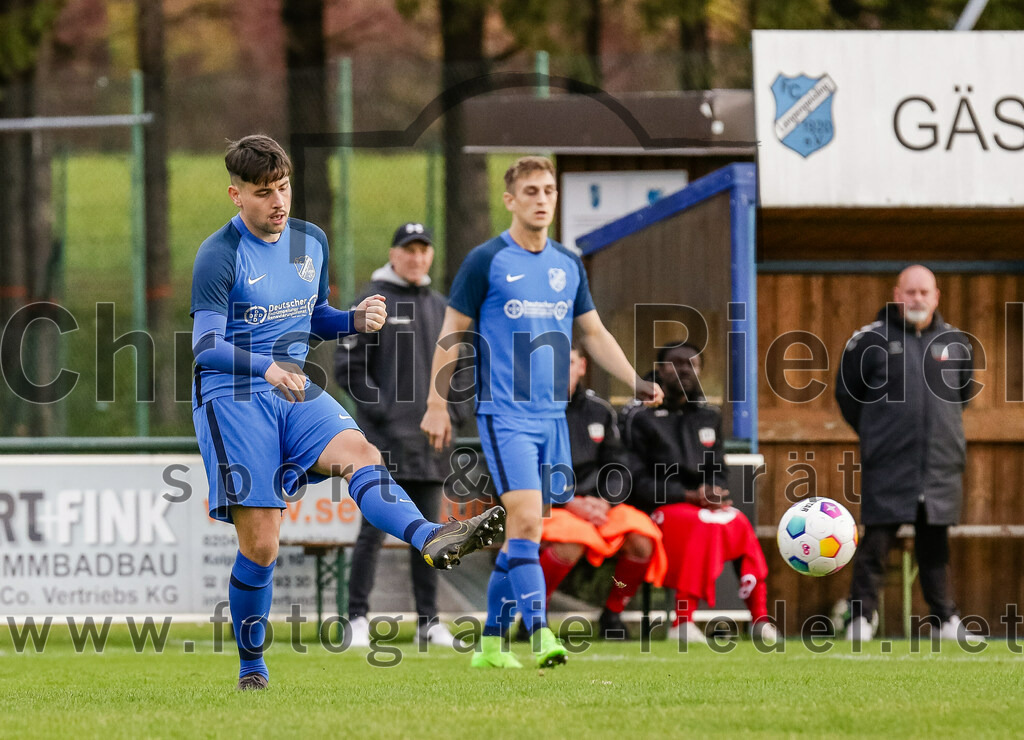 2023-11-04_005_FC_Langengeisling_gegen_VfL_Waldkraiburg | Erding, Deutschland, 04.11.2023:
Fußball, Bezirksliga Oberbayern Ost 2023 / 2024, 16. Spieltag, FC Langengeisling gegen VfL Waldkraiburg, Endergebnis: 2:0

Maximilian Maier (FC Langengeisling, #10)

Foto: Christian Riedel / fotografie-riedel.net