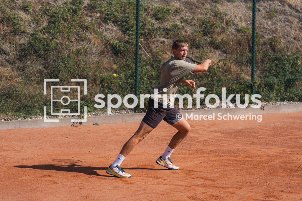 Wuppertaler Tennis-Stadtmeisterschaften | Jonas Poswiat (Solinger TC 1902) in Aktion. Herren-Finale der Wuppertaler Tennis-Stadtmeisterschaften, Wuppertal, 09.08.2026. - Realisiert mit Pictrs.com