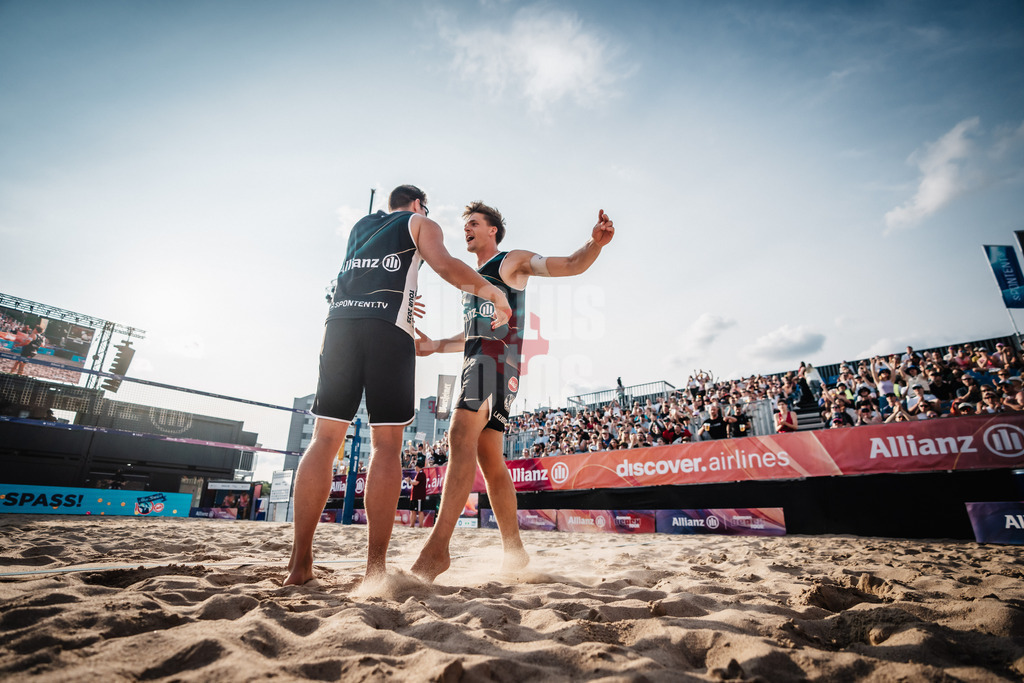 Beachvolleyball | Männer | Allianz German Beach Tour 2025 | Tourstop Hamburg | 31.05.2025 | Jonas Kaminski und Luis Kubo beim Einlauf in die Arena
