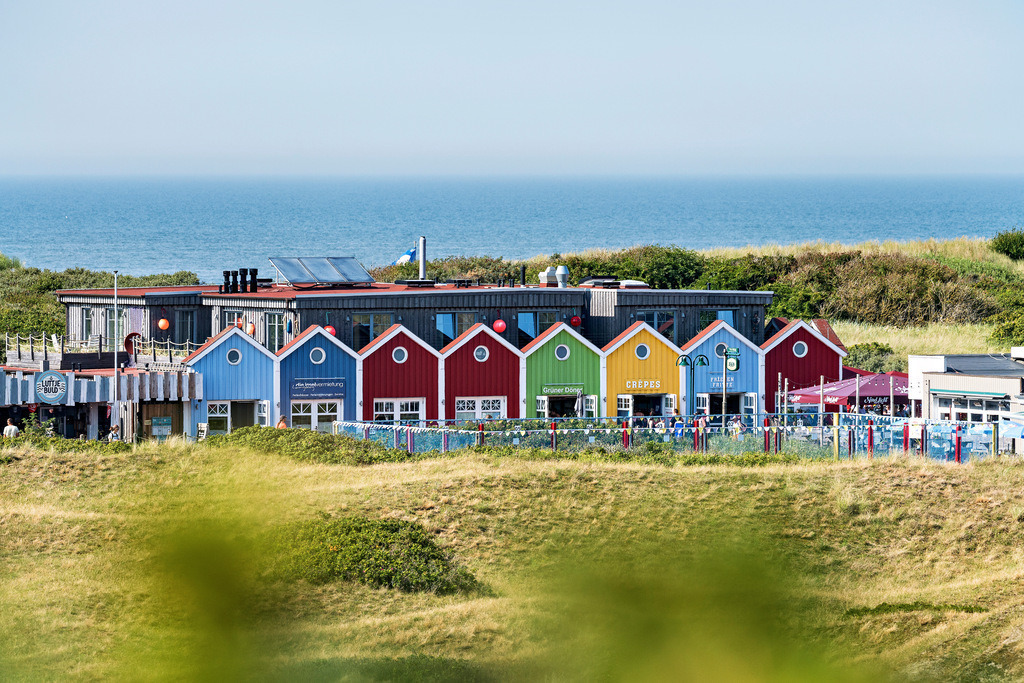 Bunte Häuser auf Langeoog | Einer der schönsten Orte auf unserer Langeoog-Rundtour - Realisiert mit Pictrs.com