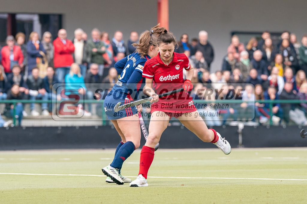HK_20230416_901647 | 1. Bundesliga Damen Düsseldorfer HC - Rot-Weiss Köln am 16.4.2023 DHC Düsseldorf, Düsseldorf , Pia Lhotak ( Düsseldorfer HC #5 ) , Emma Boermanns ( Rot-Weiss Köln #33 )