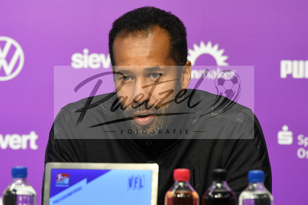 20200127_PKOSNA_0018 | Fußball, Herren: Trainer Daniel Thioune (VfL Osnabrück) schaut bei der Pressekonferenz des VfL Osnabrück am 27.01.2020 im Stadion an der Bremer Brücke in Osnabrück, Deutschland.(Foto von Nico Paetzel) - Realisiert mit Pictrs.com