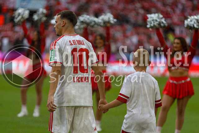 29.08.2026, GER, Fussball, Herren, Bundesliga , 1. Bundesliga, Saison 2026/2027, 1. FC Köln - TSG 1899 Hoffenheim | Said El Mala (KOE) läuft ein mit Kind
