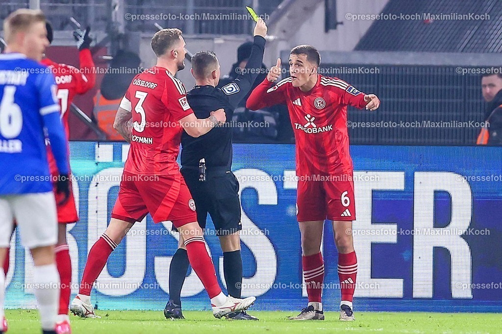 Due17012501024 | 17.01.2025, Fußball, Fortuna Düsseldorf - SV Darmstadt 98, 2.. Fußball Bundesliga, 18. Spieltag, Merkur Spiel-Arena, Saison 2024 2025: Clemens Riedel (SV Darmstadt #38) zeigt Gelbe Karte gegen Giovanni Haag (Fortuna Düsseldorf #6)DFB regulations prohibit any use of photographs as image sequences and or quasi-video.