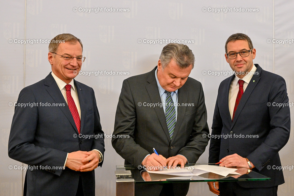 Pressekonfernz Land Ooe_ Einigung zur Westspange Steyr_ 26.01.2024-46 | 26.01.2024, Linz, AUT, Pressekonferenz Land Ooe, Einigung zur Westspange Steyr - Praesentation der verkehrlichen Wirkungsanalyse im Bild LH Thomas Stelzer (VP, Landeshauptmann Ooe), LR Guenther Steinkellner (FP), Markus Vogl (SP, Bgm. der Stadt Steyr)