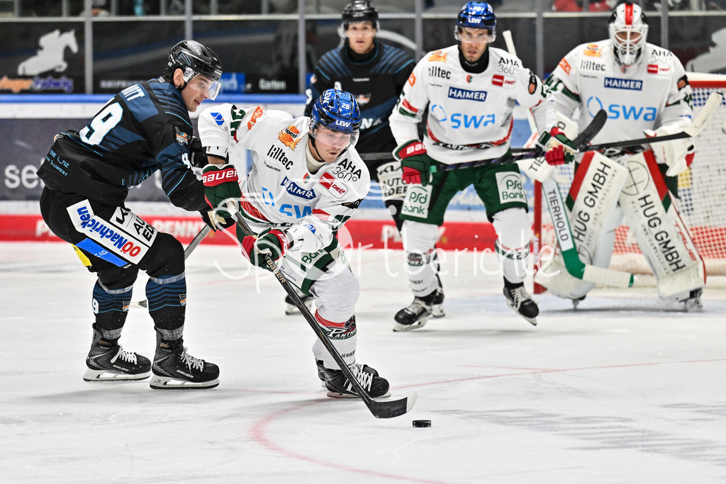 Augsburger Panther - Steinback Black Wings Linz | im Duell Graham KNOTT (Black Wings Linz 49) und Alexander BLANK (Augsburger Panther 26) / Zweikampf / Testspiel: Augsburger Panther - Steinback Black Wings Linz; Curt Frenzel Stadion am 05.09.2025