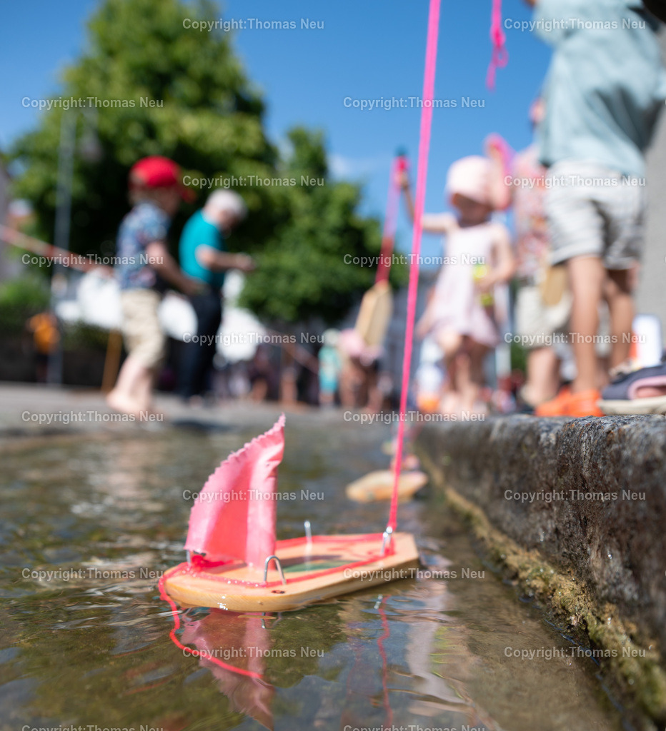 DSC_3978 | bbe, Auerbach, Bachgassenfest, Bachregatta, Vor dem offiziellen Start erkundeten die kleinen Kapitäne schon einmal das Gewässer, , Bild: Thomas Neu