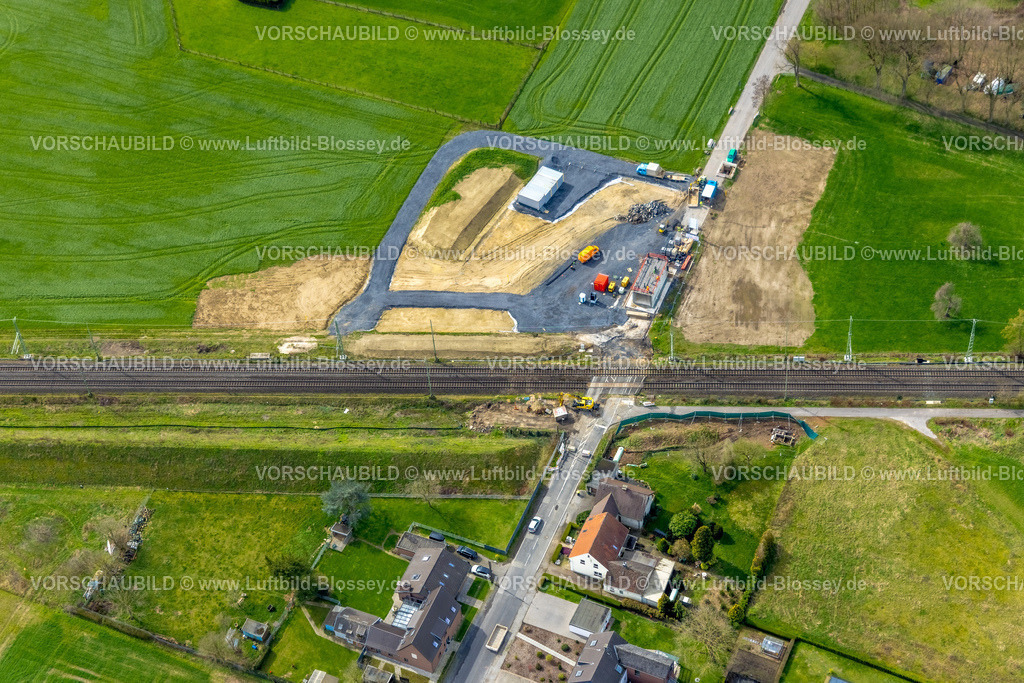 Voerde230300968Betuwe | Luftbild, Ausbau der Betuwe Linie zwischen Ruhrgebiet und den Niederlanden im Bereich Voerde zur dreigleisigen Bahnstrecke, , alle beschrankten Bahnübergänge werden entfallen oder durch Über- oder Unterführungen ersetzt werden. Vor allem ist die Ausbaumaßnahme für die Bahn mit der Verpflichtung verbunden, nunmehr Lärmschutz für die betroffenen Menschen zu gewähren. Stockum, Voerde, Niederrhein, Ruhrgebiet, Nordrhein-Westfalen, Deutschland