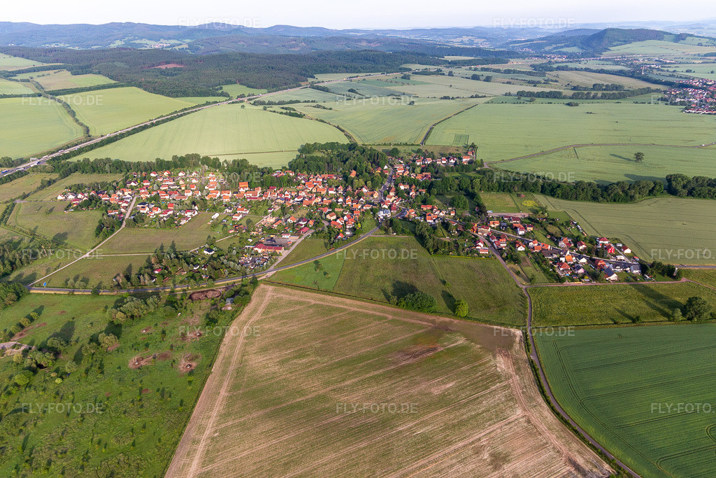 Luftbild: Ortsansicht am Rande von landwirtschaftlichen Feldern und Nutzflächen in Laucha im Ortsteil Laucha in Hörsel im Bundesland Thüringen in Deutschland. Foto: IMG_007622.jpg vom 15.06.2021 durch Werner Riehm/FLY-FOTO.de