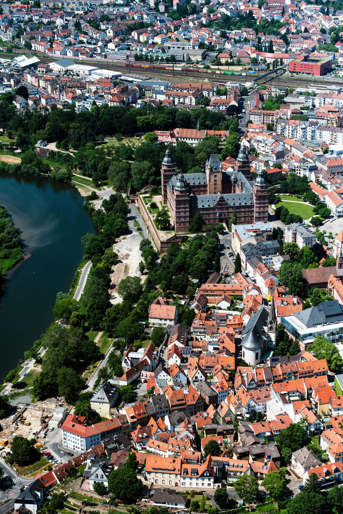 dr__0067486.jpg | ASCHAFFENBURG 17.06.2021 Gebäude und der Schloßpark- Anlagen des Wasserschloß Johannisburg in Aschaffenburg im Bundesland Bayern. // Building and castle park systems of water castle Johannisburg in Aschaffenburg in the state Bavaria. Foto: Daniel Reiter