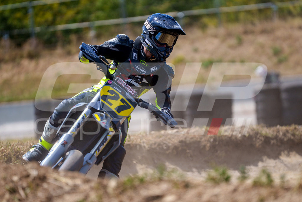 SuperMoto_Staatsmeisterschaft_Fuglau-natural-728 | GRIPcapture steht für authentische Sportfotografie in Österreich – für Momente, die mehr sind als Geschwindigkeit oder Ergebnis. Es geht um Emotion, Spannung, Fokus und den Augenblick, der oft nur einen Wimpernschlag dauert.Ob Motorsport, Teamsport oder 