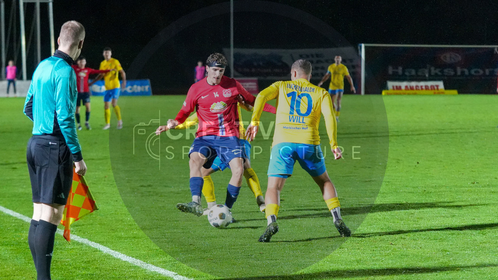 Fußball, Herren, Saison 2025/2026, Regionalliga Nordost, 12. Spieltag, FC Eilenburg vs. FSV 63 Luckenwalde, Freitag 17.10.2025, Ilburgstadion Eilenburg, | Fußball, Herren, Saison 2025/2026, Regionalliga Nordost, 12. Spieltag, FC Eilenburg vs. FSV 63 Luckenwalde, Freitag 17.10.2025, Ilburgstadion Eilenburg, Im Bild: Moritz Kretzer (l. Eilenburg) und Lucas Will (r. Luckenwalde) - Realisiert mit Pictrs.com