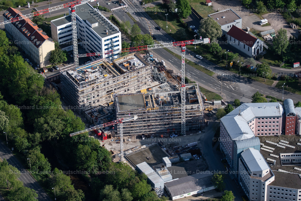 4025923 | ERFURT 06.05.2020 Baustelle zum Neubau des Hochhaus- Gebäudekomplexes " Wir Quartier " mit zwei Wohntürmen und einer Stadtvilla am Juri-Gagarin-Ring im Stadtteil Altstadt in Erfurt im Bundesland Thüringen, Deutschland. Weiterführende Informationen bei: Baugesellschaft an der Wachsenburg mbH,  Canzler GmbH,  ImmVest Wolf GmbH,  Köster GmbH,  Worschech Architekten Planungsgesellschaft mbH. // Construction site for the new high-rise complex "Wir Quartier" with two residential towers and a six-class city villa on Juri-Gagarin-Ring in the Old Town district in Erfurt in the state of Thuringia, Germany. Further information at: Baugesellschaft an der Wachsenburg mbH,  Canzler GmbH,  ImmVest Wolf GmbH,  Koester GmbH,  Worschech Architekten Planungsgesellschaft mbH. Foto: Gerhard Launer