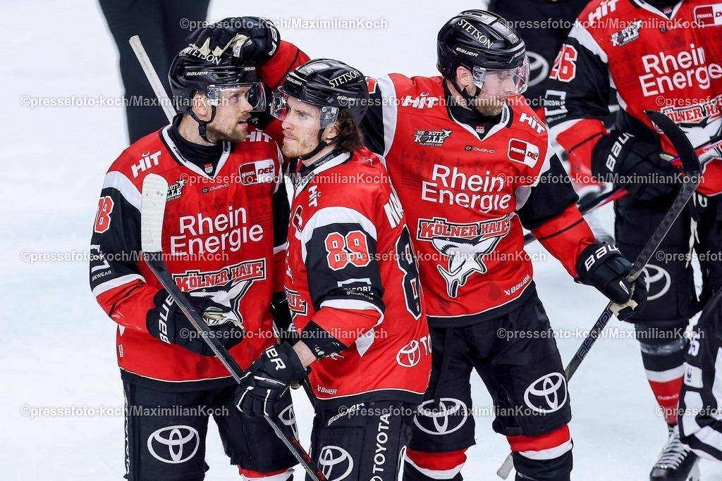 KEC15042601176 | 15.04.2026, Eishockey, DEL Halbfinale Play-Offs, Kölner Haie - Eisbären Berlin, Spiel 4, Lanxess-Arena Köln: Torjubel nach dem Tor zum 4:3 in Overtime durch Torschütze Dominik Bokk (Kölner Haie #78) zusammen mit  Gregor MacLeod (Kölner Haie #89) Veli-Matti Vittasmäki (Kölner Haie #47) 