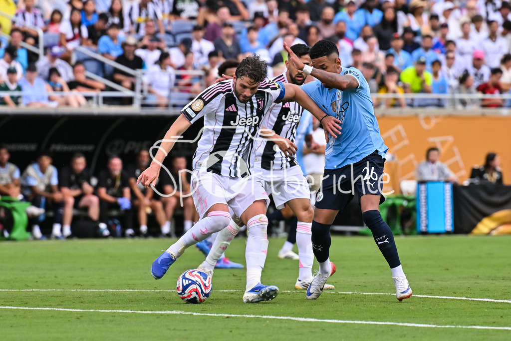 Juventus Turin - Manchester City | im Duell Manuel LOCATELLI (Juventus Turin 5) und SAVINHO (Manchester City 26) / zweikampf / FIFA Club World Cup: Juventus Turin - Manchester City, Camping World Stadium am 26.06.2025 / NOT FOR SALE IN USA