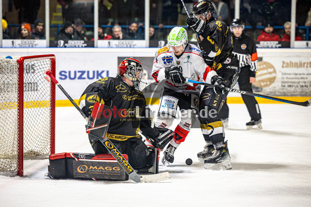 EHC Königsbrunn PINGUINE gegen TSV Peißenberg MINERS | Eishockey Bayernliga Herren Playoffs Viertelfinale 2024/25 - Spiel 1 von 7, EHC Königsbrunn PINGUINE gegen TSV Peißenberg MINERS, 20250207,Torchance Florian HÖFLER (MINERS 10),2025-02-07 in Peißenberg (Eisstadion Peißenberg)Florian HÖFLER (MINERS 10), Stefan VAJS (EHC Goalie 32)Copyright: WolfgangxLindner foto-lindner.de