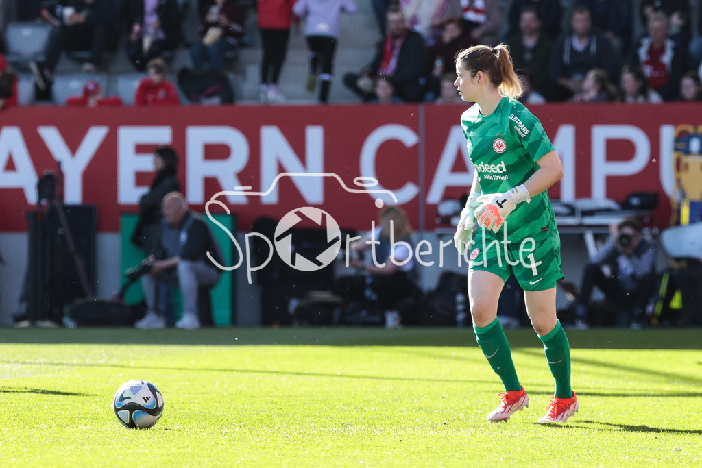 FC Bayern München Damen - Eintracht Frankfurt Damen | am BAll Stina JOHANNES (FCB #1) / Freisteller / Einzelfoto