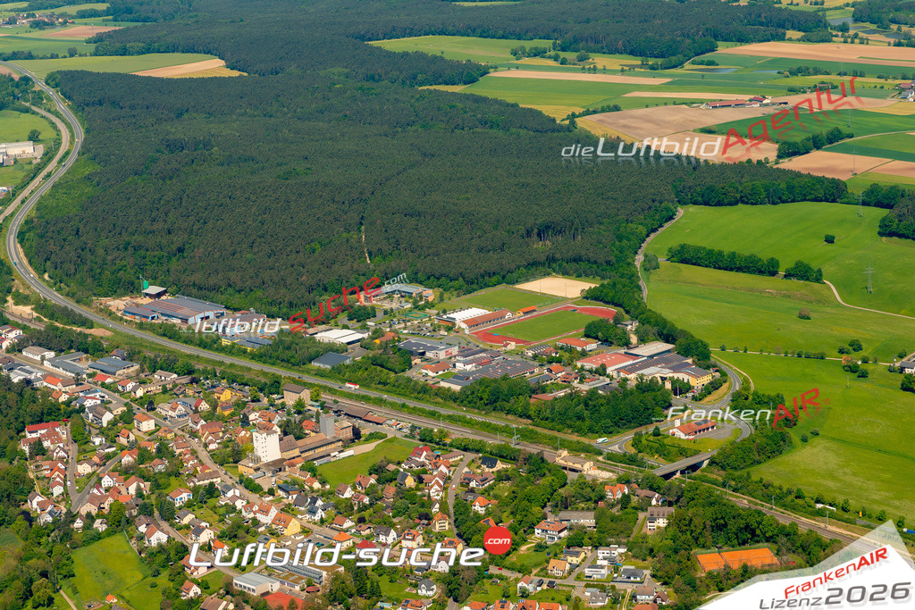 Das Luftbild zeigt :  Emskirchen - Die Luftaufnahme wurde 2024 vom UL-Flugzeug aus erstellt ( keine Drohne ) - Hochauflösende Luftaufnahme - Für grossformatige Ausdrucke geeignet. Die Geschenkidee !Mit Lizenz und Bildrechte bestellbar
