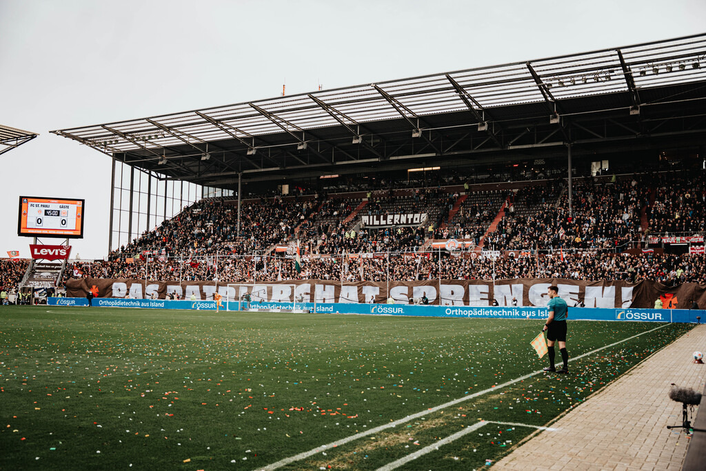 FCP05816 | Der offizielle Shop für FC St. Pauli Fotos. Wähle aus Spielszenen & Fanmomenten dein FCSP Wunschformat. Wir liefern Millerntor-Atmosphäre.