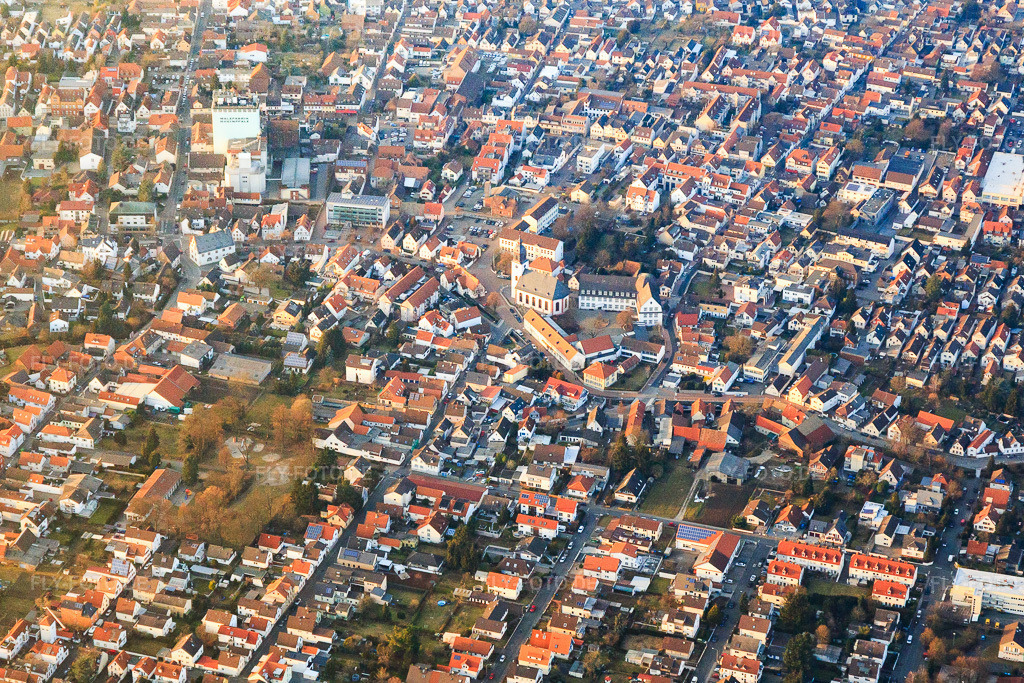 Luftbild: Ortszentrum mit Goetheschule Pfungstadt und Evangelische Kirche in Pfungstadt im Bundesland Hessen in Deutschland.Foto: IMG_096872.jpg vom 15.02.2017 durch Werner Riehm/FLY-FOTO.dean der Goetheschule Pfungstadt - Grundschule des Landkreises Darmstadt-DieburgEvangelische Kirchengemeinde Pfungstadt