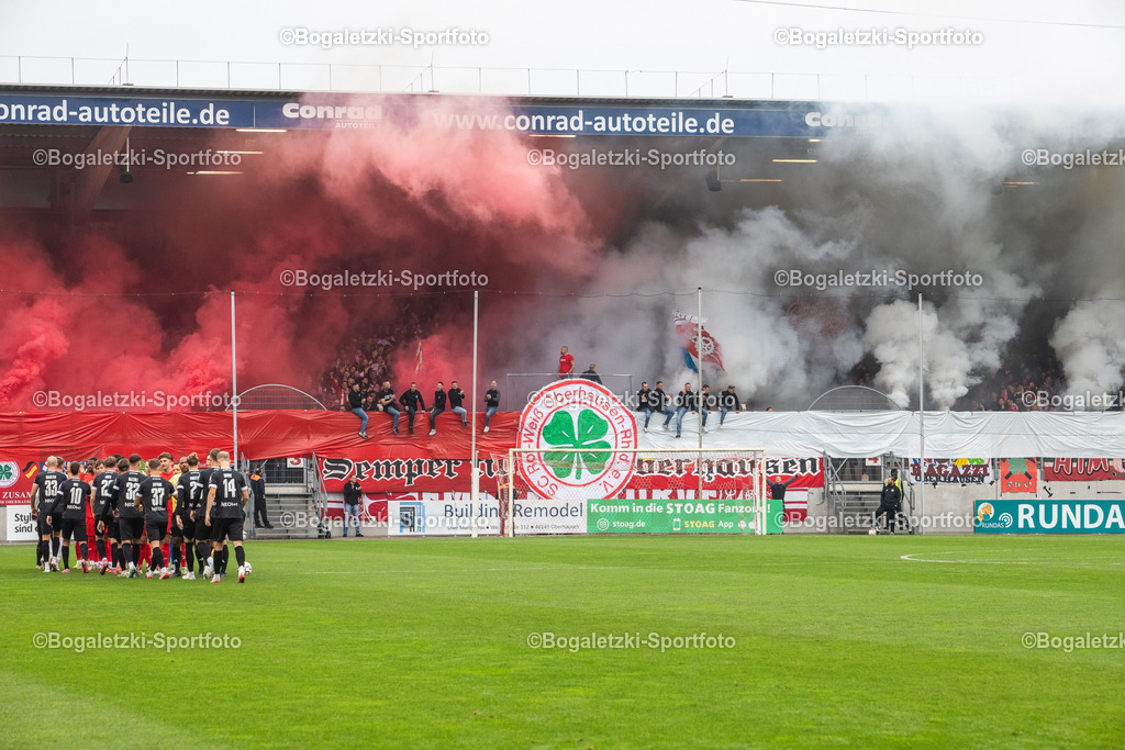 Choreographie der RWO Fans | 11.10.2025, Fußball, Niederrheinpokal, Rot-Weiß Oberhausen - Rot-Weiss Essen: Choreo der RWO Fans mit Einsatz von Rotem und Weißen Rauch während die Mannschaften einlaufen.  - Realisiert mit Pictrs.com