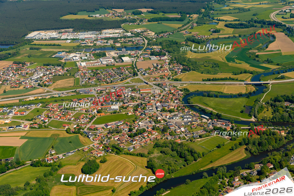 Das Luftbild zeigt : Mitterdorf Roding - Die Luftaufnahme wurde 2024 vom UL-Flugzeug aus erstellt ( keine Drohne ) - Hochauflösende Luftaufnahme - Für grossformatige Ausdrucke geeignet. Die Geschenkidee !Mit Lizenz und Bildrechte bestellbar