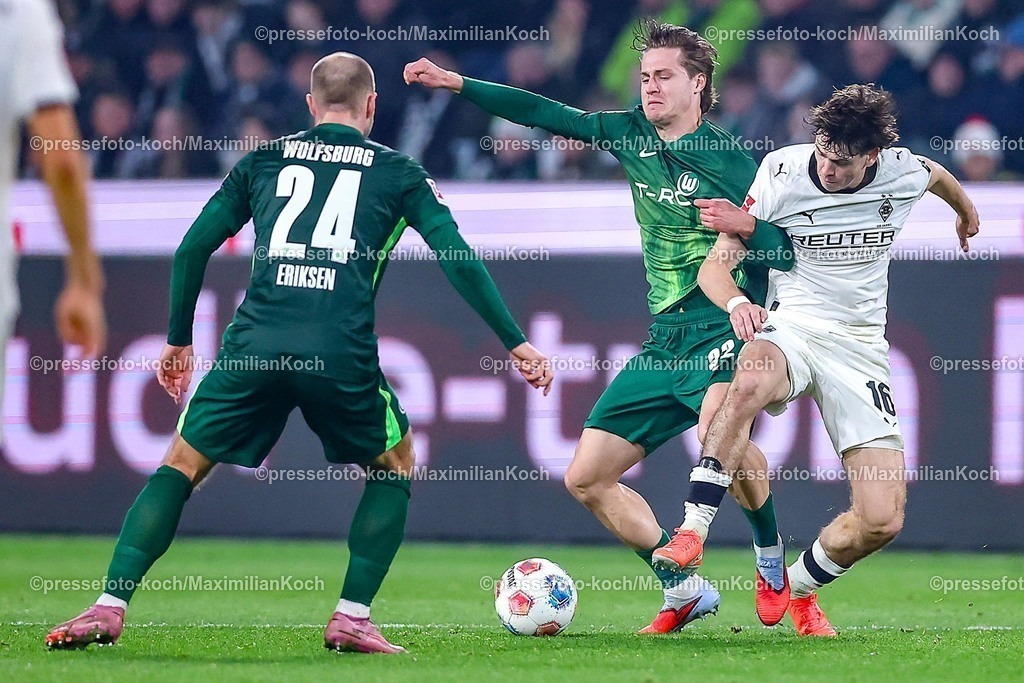 BMG13122502157 | 13.12.2025, Fußball, Borussia Mönchengladbach - VfL Wolfsburg, 1. Fußball Bundesliga, 14.Spieltag, Borussia-Park, Saison 2025 2026: Christian Eriksen&nbsp;(VfL Wolfsburg #24) Mattias Svanberg&nbsp;(VfL Wolfsburg #32)  DFB regulations prohibit any use of photographs as image sequences and or quasi-video.