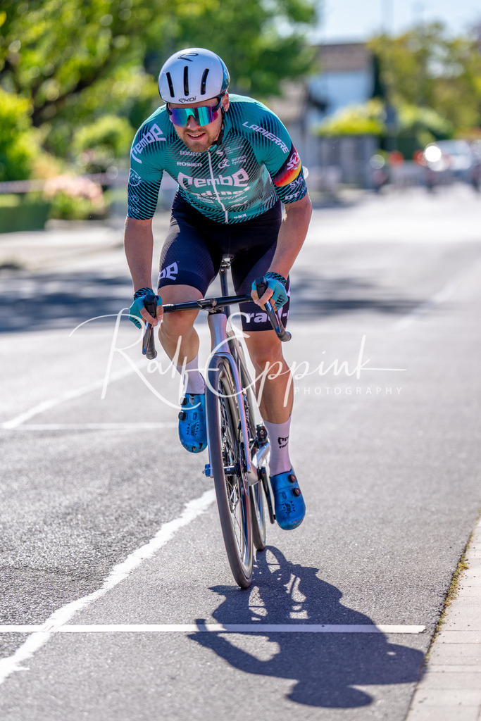 Spurt in den Mai 2026 - Großer Preis der Sparkasse Neuss | Annual one-day road cycling race "Großer Preis der Sparkasse Neuss" held in Büttgen, Germany, organized by VfR Büttgen 1912 e.V. The event features multiple races across all age categories from U11 youth to Elite men. - Realisiert mit Pictrs.com
