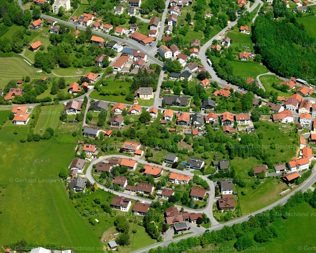 2724025 | NIEDERPERLESREUT 19.05.2007 Landwirtschaftliche Nutzflächen und Feldgrenzen  umsäumen das Siedlungsgebiet des Dorfes in Niederperlesreut im Bundesland Bayern, Deutschland // Agricultural land and field boundaries surround the settlement area of the village  in Niederperlesreut in the state Bavaria, Germany Foto: Gerhard Launer