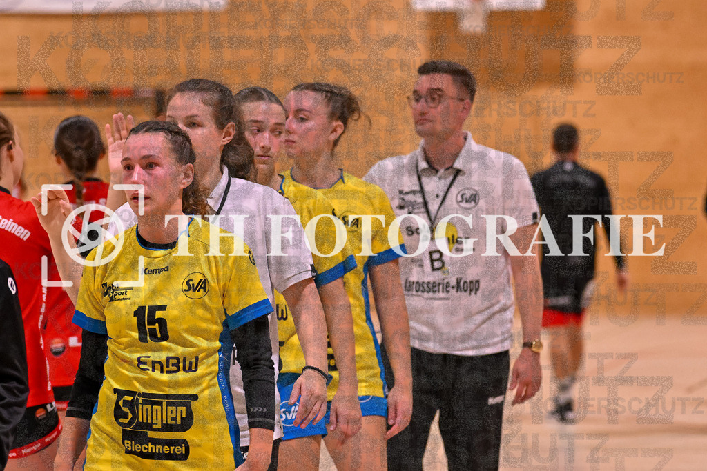 GER, SG Maulburg/Steinen - SV Allensbach 2, Frauen-Handball, Oberliga Suedbaden, 1. Spieltag, Saison 2024/2025, 28.09.2024 | Lea Scharpf (SV Allensbach 2, #15) und Team beim Shakehands.GER, SG Maulburg/Steinen - SV Allensbach 2, Frauen-Handball, Oberliga Suedbaden, 1. Spieltag, Saison 2024/2025, 28.09.2024Foto: TH Fotografie/Thomas Hess