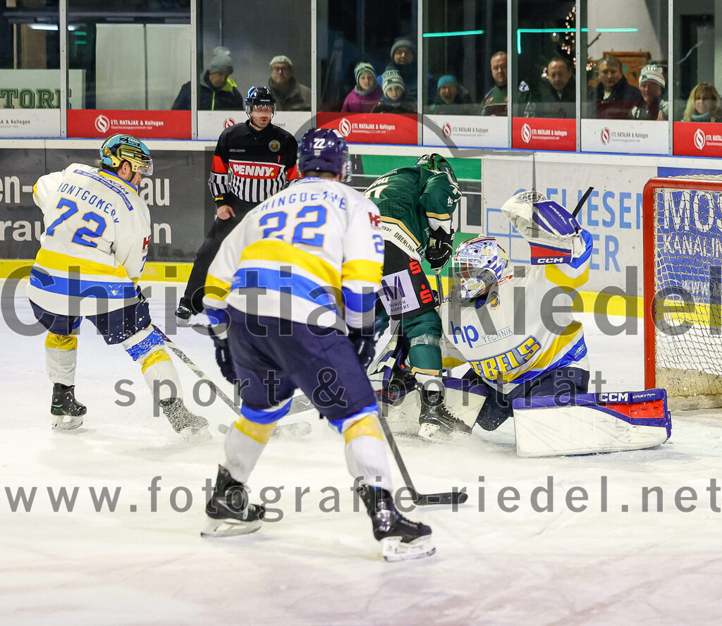 2025-12-05_154_TSV_Erding_gegen_Stuttgart_Rebels | Erding, Deutschland, 05.12.2025:Eishockey, Oberliga Süd 2025 / 2026, 23. Spieltag, TSV Erding gegen Stuttgart Rebels, Endergebnis: 5:6Dane Montgomery (Stuttgart Rebels, #72), Wyatt Schingoethe (Stuttgart Rebels, #22), Philipp Michl (Erding Gladiators, #77), Kimi Saffran (Stuttgart Rebels, #53)Foto: Christian Riedel / fotografie-riedel.net