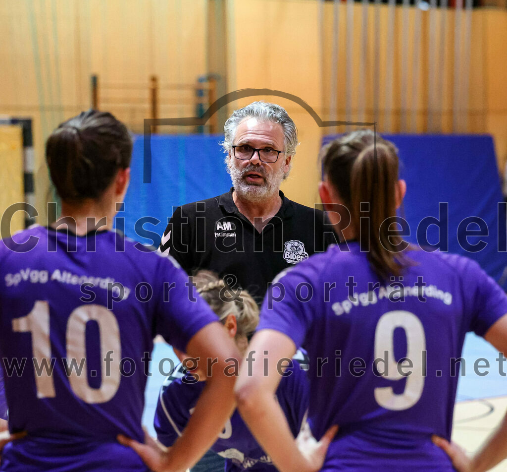 2022-11-05_086_SpVgg_Altenerding_gegen_SpVgg_Erdweg | Erding, Deutschland, 05.11.2022:
Handball, Bezirksoberliga Frauen Altbayern 2022 / 2023, 3. Spieltag, SpVgg Altenerding gegen SpVgg Erdweg, Endergebnis: 27:16

Janina Konrad (SpVgg Altenerding, #10), Trainer Andreas Mittermeier (SpVgg Altenerding), Julia Kranich (SpVgg Altenerding, #9)

Foto: Christian Riedel / fotografie-riedel.net