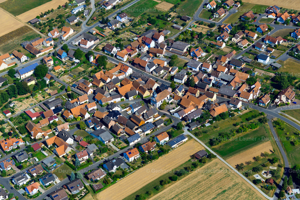 3650614 | HOLZKIRCHHAUSEN 13.09.2016 Ortsansicht der Straßen und Häuser der Wohngebiete in Holzkirchhausen im Bundesland Bayern, Deutschland // Town View of the streets and houses of the residential areas in Holzkirchhausen in the state Bavaria, Germany Foto: Gerhard Launer
