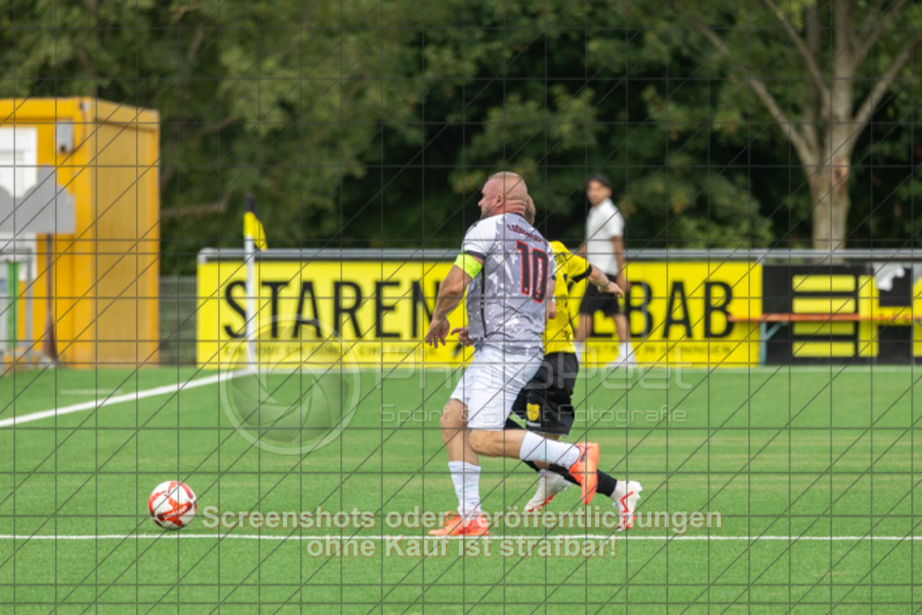 20250824_132936_0425 | #,1.FC Heiningen II (gelb) vs. 1.Göppinger SV III (weiß), Fußball, Kreisliga B7 - Bezirk Neckar/Fils, 01. Spieltag, Saison 2025/2026, Kunstrasenplatz Sportzentrum Heiningen, Krautgarten 1, 73092 Heiningen, 24.08.2025 - 13:00 Uhr,Foto: PhotoPeet-Sportfotografie/Peter Harich