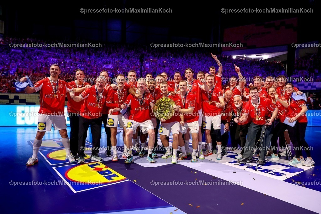 EHF01022603248 | 01.02.2026, Handball, Men's EHF EURO 2026, Deutschland - Dänemark, Jyske Bank Boxen in Herning, Final: Dänemark ist Europameister. Die Mannschaft feiert den Sieg jubelnd auf dem Spielfeld.  Gruppenbild Mannschaftsfoto Mannschaftsbild Teamfoto 