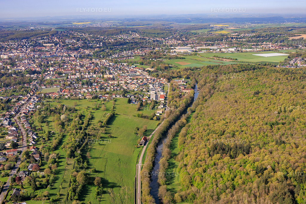 Vue aérienne: Cours de la rivière Blies le long de la frontière franco-allemande à le quartier Blies Nord in Saargemünd dans le département Moselle, France.Photo: IMG_154530.jpg prise le 18/04/2026 par Werner Riehm/FLY-FOTO.euRésolution de l'original: 5528 x 3685 px