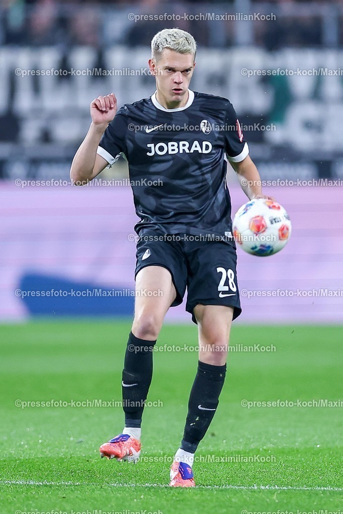 BMG05102501046 | 05.10.2025, Fußball, Borussia Mönchengladbach - SC Freiburg, 1. Fußball Bundesliga, Borussia-Park, Saison 2025 2026: Matthias Ginter&nbsp;(SC Freiburg #28) DFB regulations prohibit any use of photographs as image sequences and or quasi-video.