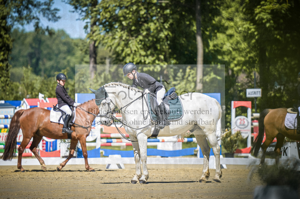 DOS_8039 | Entdecke hochwertige Reitturnierfotos von Foto Oger. Professionell, emotional und authentisch – jetzt Lieblingsmomente im Shop bestellen.Deutschlandweite Turnierfotografie. - Realisiert mit Pictrs.com