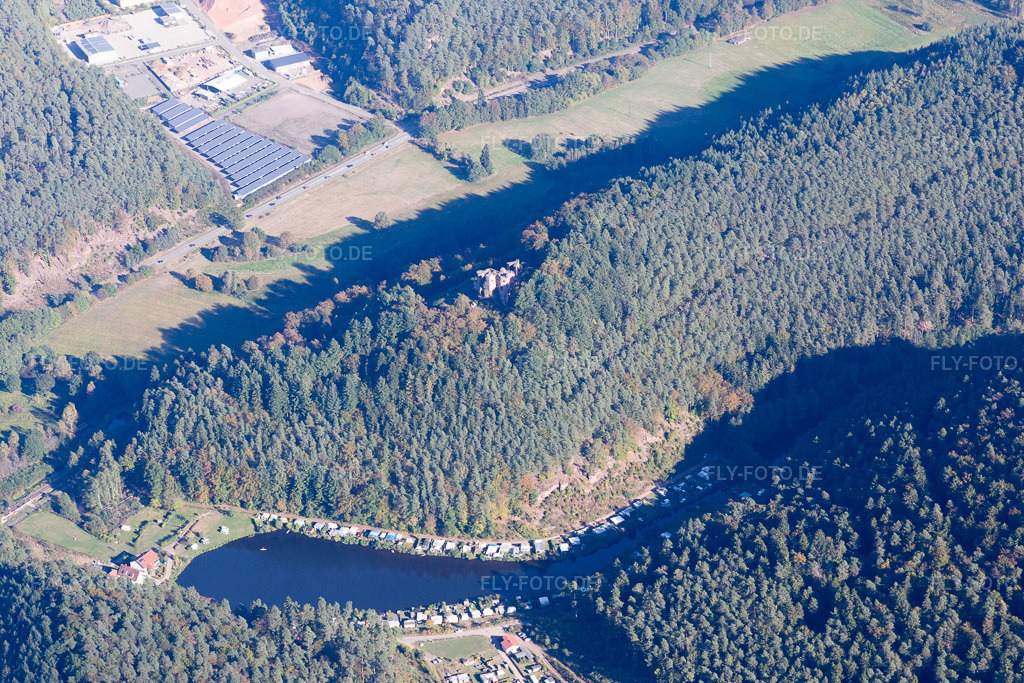 Luftbild: Dahn, Campingplatz Moosbachtal in Dahn im Bundesland Rheinland-Pfalz in Deutschland. Foto: IMG_095223.jpg vom 16.10.2016 durch Werner Riehm/FLY-FOTO.de