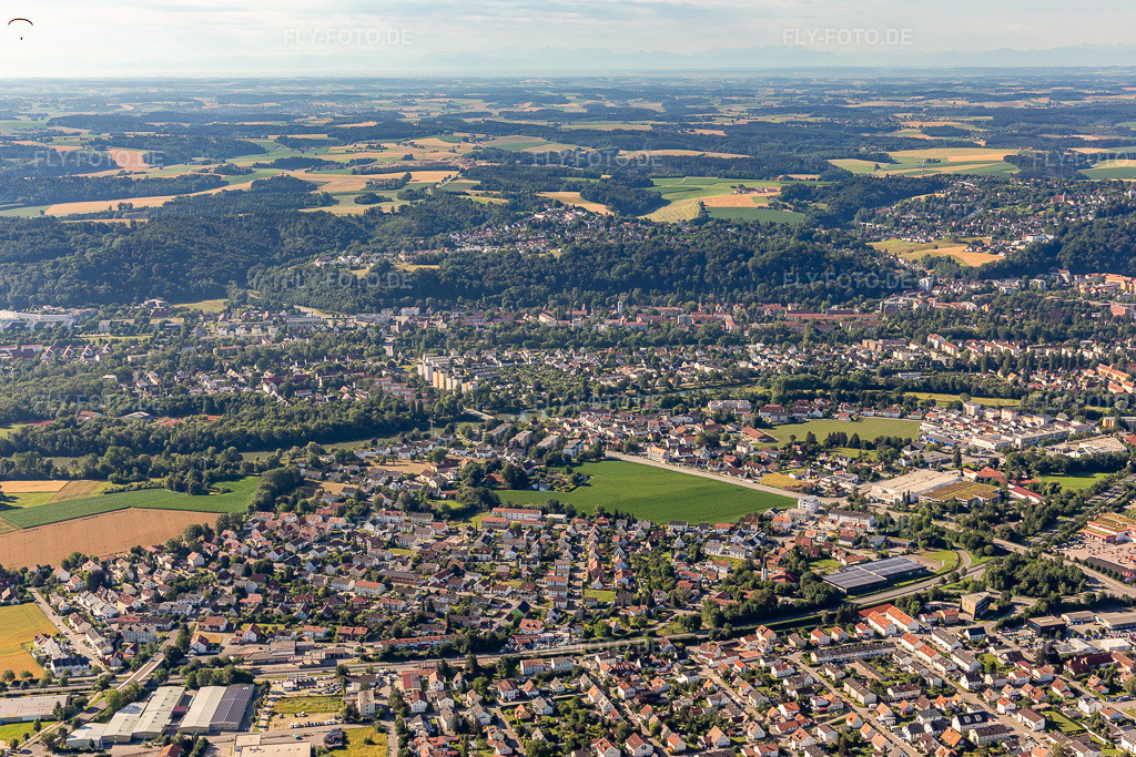 Luftbild:  im Ortsteil Piflas in Ergolding im Bundesland Bayern in Deutschland. – Foto: IMG_133090.jpg vom 03.07.2022 durch Werner Riehm/FLY-FOTO.de – Auflösung des Originals: 5329 x 3552 px – Stadt Landshut